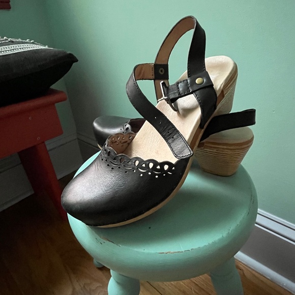 Dansko Eyelet Scallop Mary Jane Clog Size 38 - Picture 7 of 11